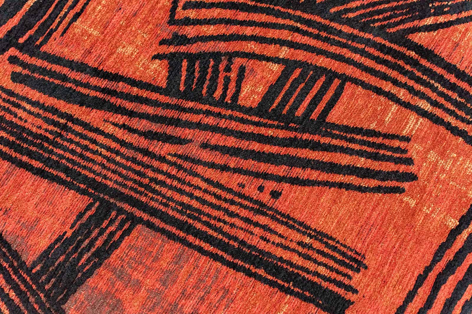 Louis De Poortere rug Meditation 2069 Kanji Ginger Chocolate zoom 2